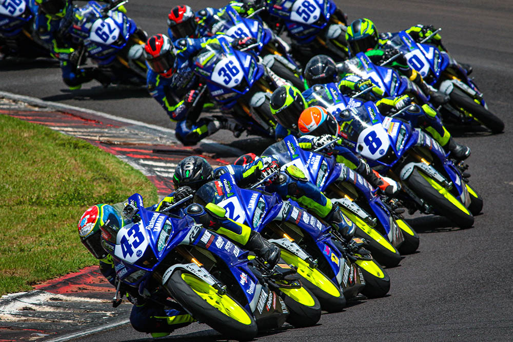 Corrida de moto em pista de corrida esportes a motor corrida