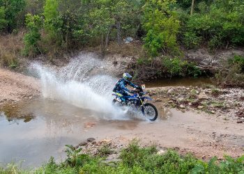 Planeta Terra em destaque com motocross e rally – Giro Azul 007