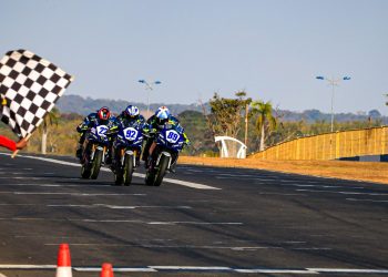 Emoção na linha de chegada: vitórias na 3ª etapa da Yamalube R3 bLU cRU Cup são decididas nos detalhes