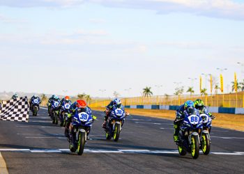 Emoção na linha de chegada: vitórias na 3ª etapa da Yamalube R3 bLU cRU Cup são decididas nos detalhes