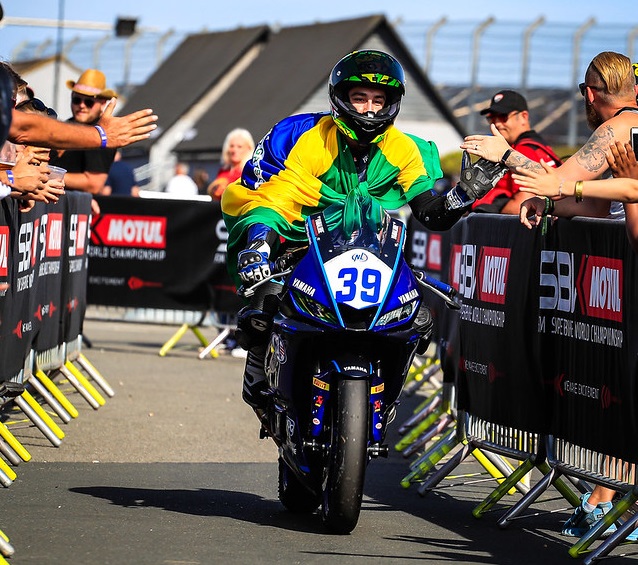 Equipe de moto brasileira faz sucesso na Europa