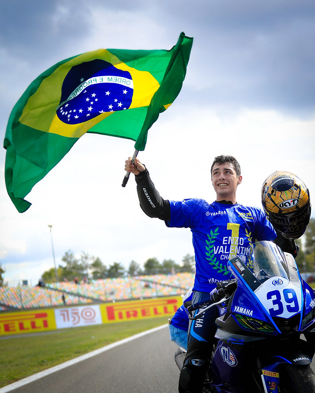 Equipe de moto brasileira faz sucesso na Europa