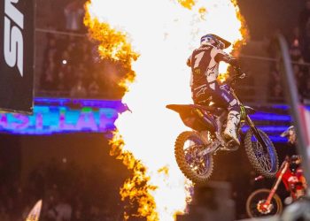 Yamaha larga na frente com domínio de Eli Tomac no AMA Supercross