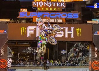Eli Tomac vence, assume liderança e alcança nova marca no AMA Supercross com a Yamaha YZ450F