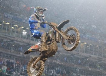 Eli Tomac aproveita corrida com muita chuva e lama para ampliar vantagem na reta final do AMA Supercross