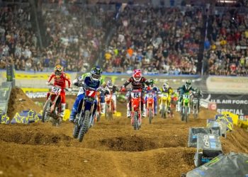 Eli Tomac tem mais uma noite de domínio e conquista 51ª vitória no AMA Supercross