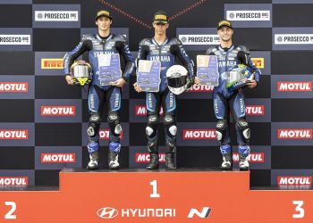 Brasileiros conquistam pole position e três pódios em etapa da Inglaterra do R3 bLU cRU European Championship