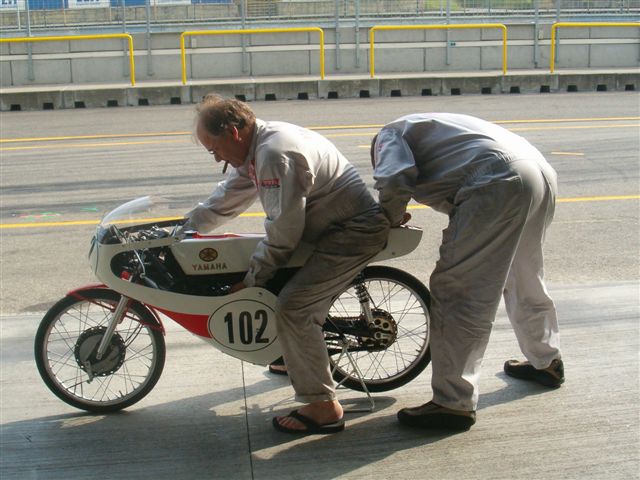 GIRO AZUL ARTIGOS IMPERDÍVEIS - O desenvolvimento da Yamaha TZ350 - de  Ferry Brouwer - Yamaha Racing Brasil