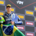 Brasileiro Eduardo Burr sobe ao pódio na estreia do Mundial Yamaha R3 bLU cRU em Barcelona