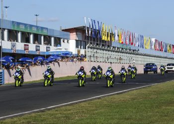 Yamaha R15 bLU cRU América Latina começa com diversão e muita adrenalina