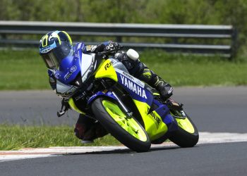Garotada na pista! Yamaha R15 bLU cRU América Latina estreia em Goiânia