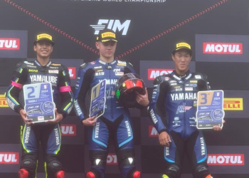 Aymon Bocanegra, do Peru, sobe ao pódio no Mundial Yamaha R3 bLU cRU na França