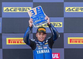 Piloto formado no Brasil sobe ao pódio na Yamaha R3 SuperFinale em Portugal