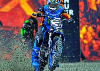 Eli Tomac domina rodada de abertura do Mundial de Supercross