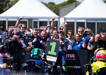Stefano Manzi vence com a Yamaha na abertura do Mundial de Superbike na Austrália e faz história