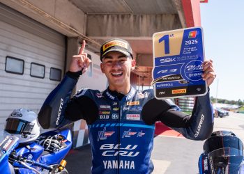 Mario Salles conquista a pole na abertura do Mundial Yamaha R3 BLU CRU em Portugal