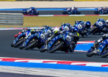 Brasileiros buscam liderança no Mundial Yamaha R3 BLU CRU no Reino Unido
