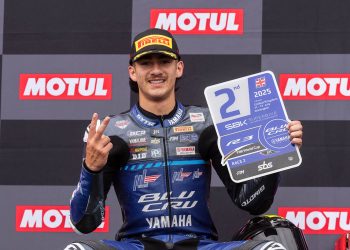 Mario Salles volta ao pódio no Mundial Yamaha R3 BLU CRU no Reino Unido