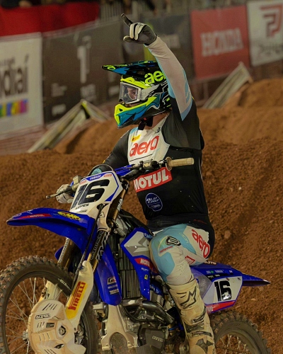 Com a Yamaha YZ450F, Enzo Lopes vence a terceira etapa do Arena Cross Brasil 2025