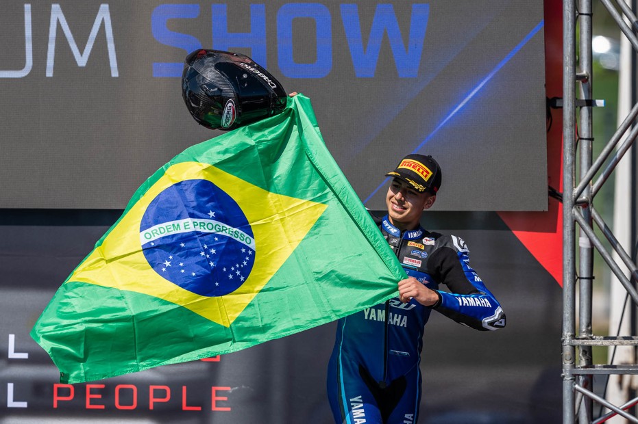 Aymon Bocanegra é vice-líder após estreia no Mundial Yamaha R3 BLU CRU 2026